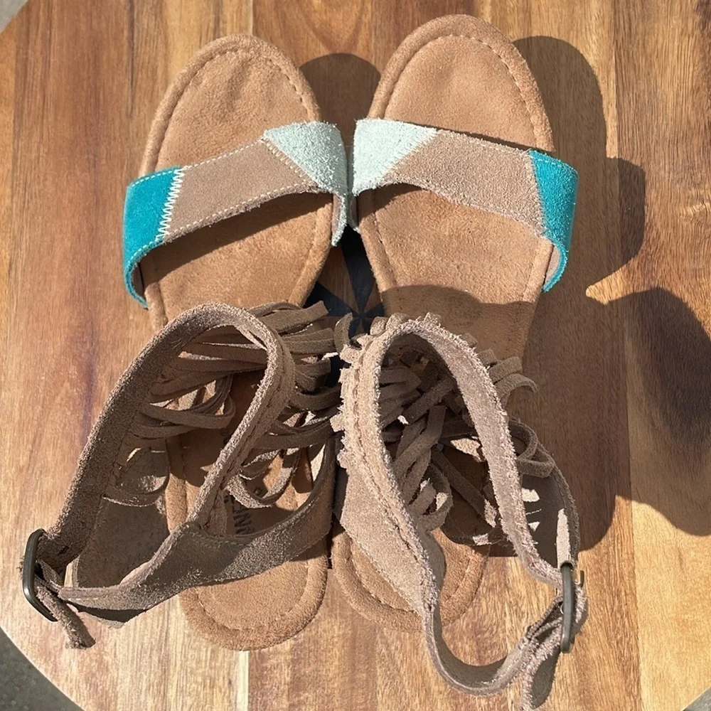Minnetonka Women’s Poppy 71327 Tan Aqua Ankle Strap Fringe Suede Wedge Size 9